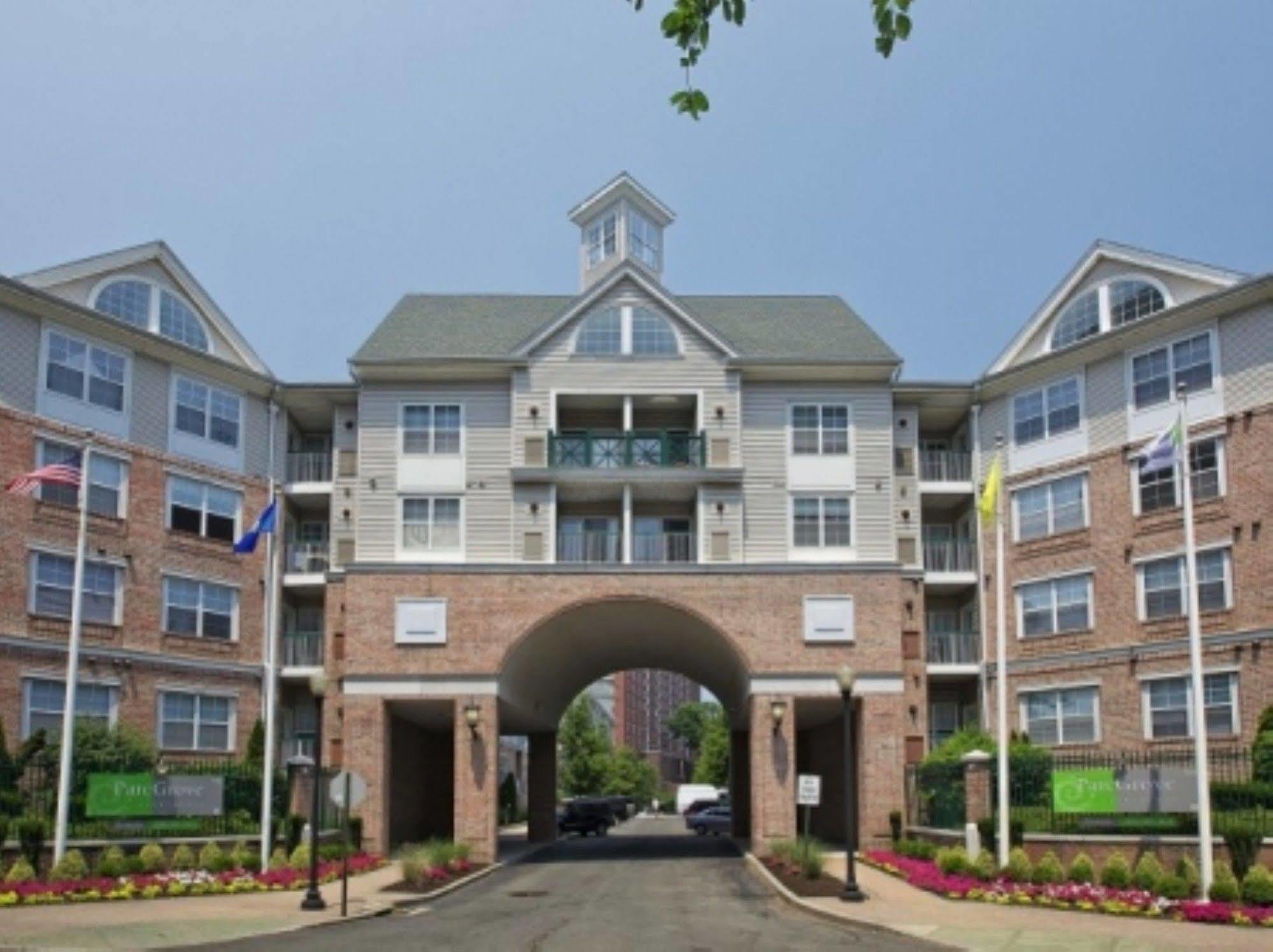 Global Luxury Suites At Broad Street Stamford Exterior photo